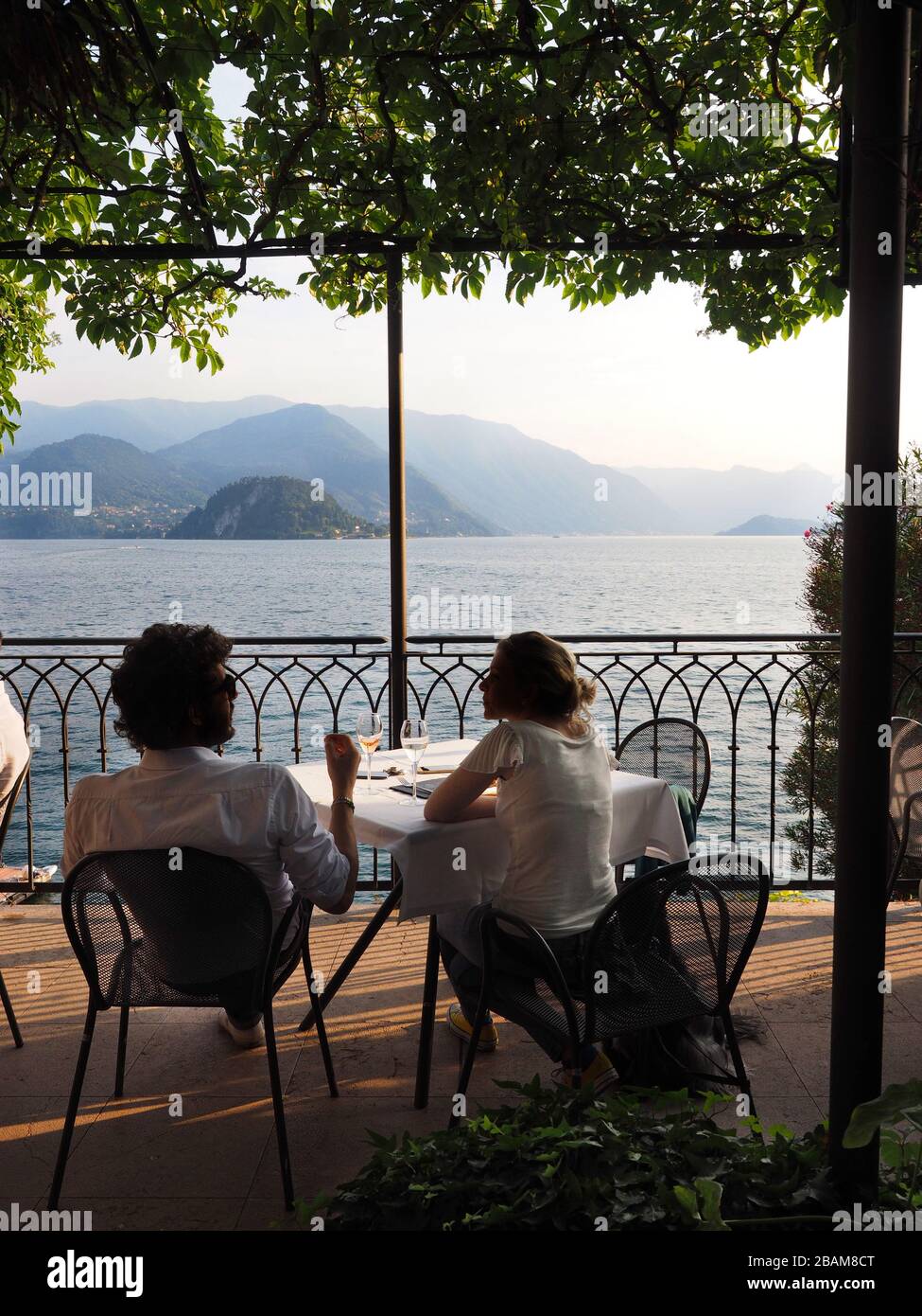 Terrasse am See, historisches Zentrum, Varenna, Comer See, Lombardei, Italien, Europa Stockfoto