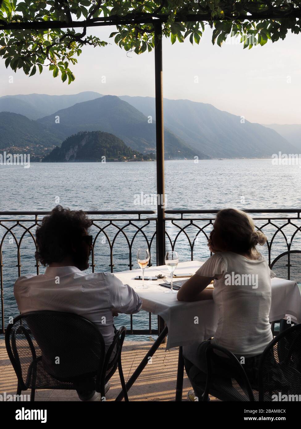 Terrasse am See, historisches Zentrum, Varenna, Comer See, Lombardei, Italien, Europa Stockfoto