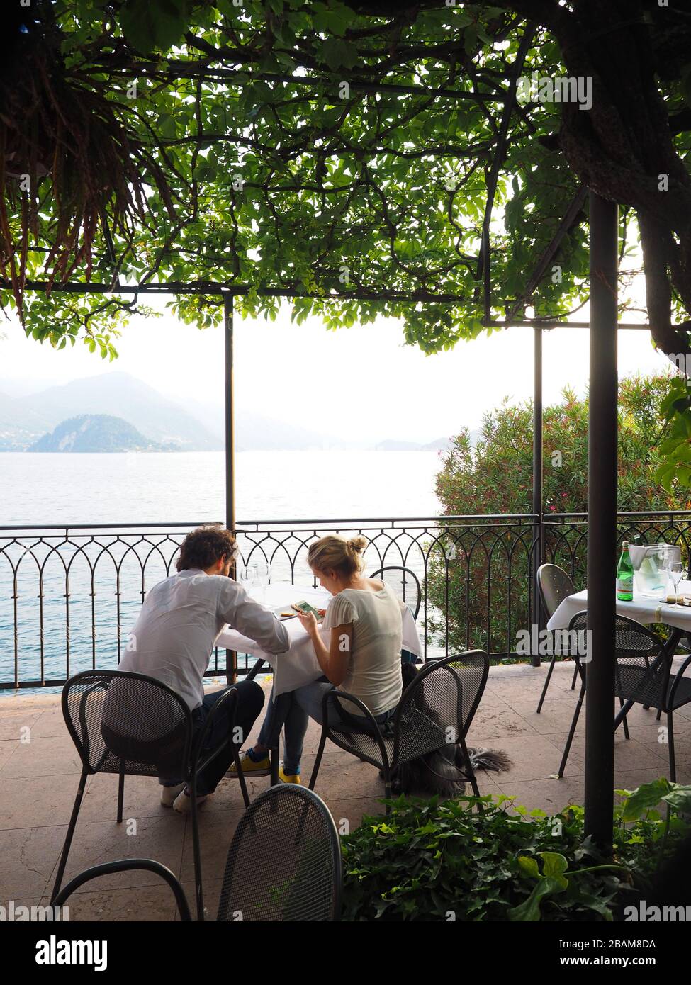 Terrasse am See, historisches Zentrum, Varenna, Comer See, Lombardei, Italien, Europa Stockfoto