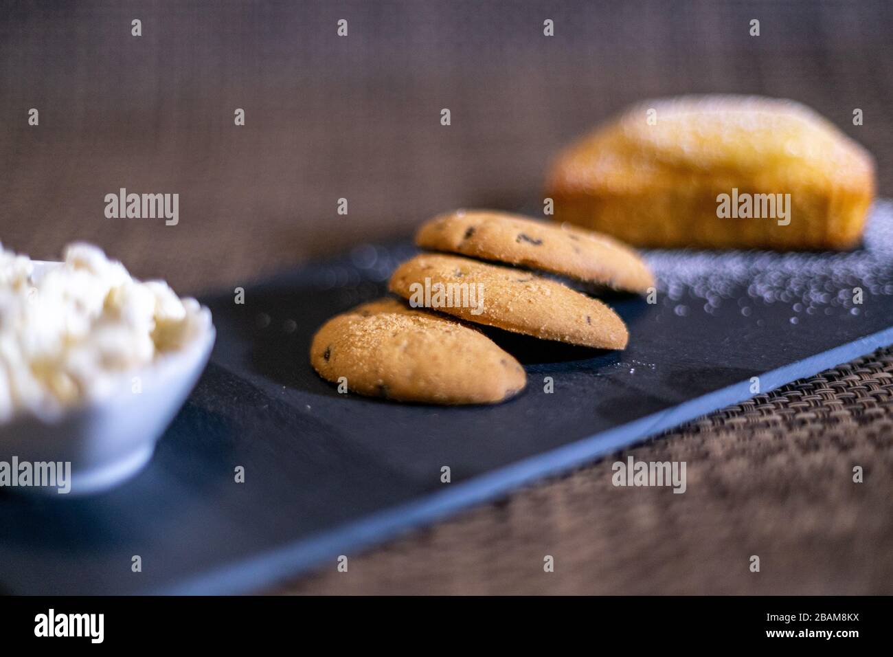 Frühstückszeit mit Pflaumenkuchen und Keksen Stockfoto