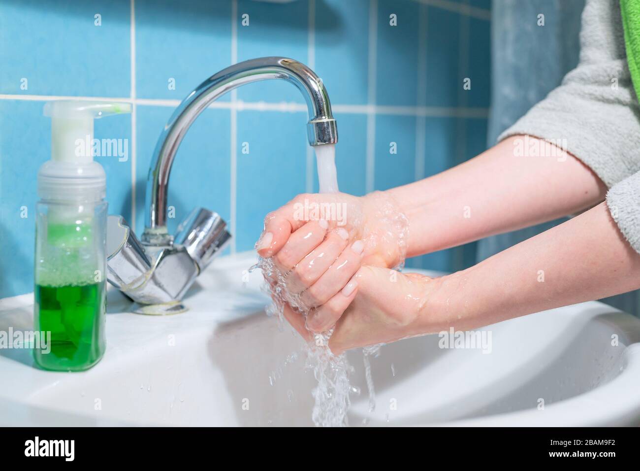 Frau wäscht Hände mit flüssiger antibakterieller Seife, Virus-Prävention Stockfoto