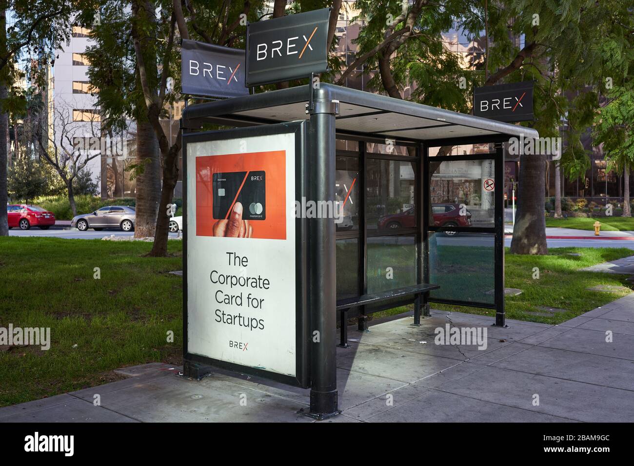 Werbung des amerikanischen Finanzdienstleistungs- und Technologieunternehmens Brex, Inc. An einer Bushaltestelle in der Innenstadt von San Jose, Kalifornien, am 17. Februar 2020. Stockfoto