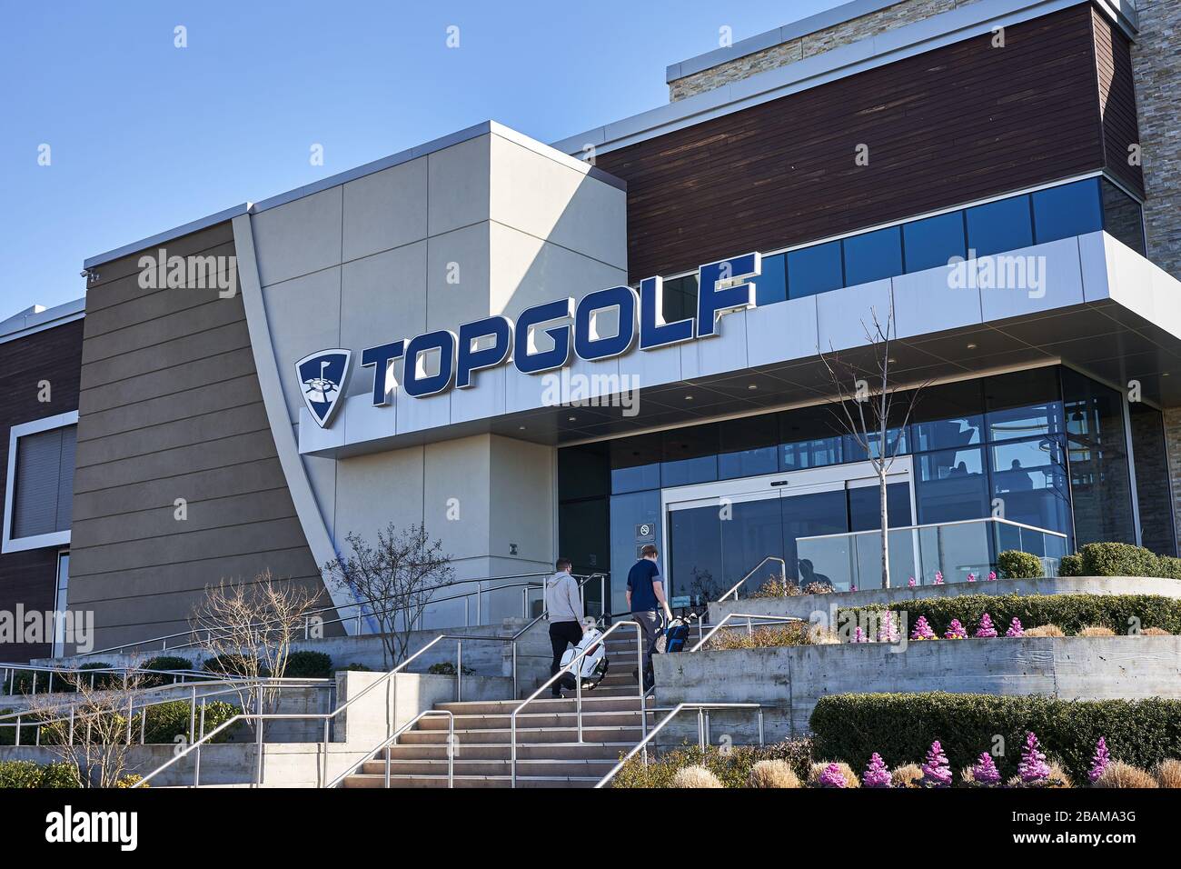 Golfer betreten am Freitag, den 21. Februar 2020, eine Niederlassung der Driving-Range-Kette des Sportunterhaltungsunternehmens Topgolf International in Hillsboro, Oregon. Stockfoto