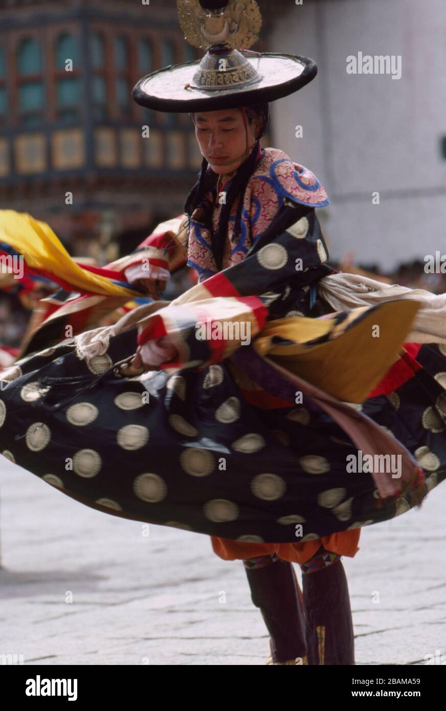 Während des jährlichen Thimphu Tsechu Festivals in Bhutan tänzelt und tanzt ein Monk Dancer im Haupttanzgebiet. (10-10-89) BX35 Stockfoto