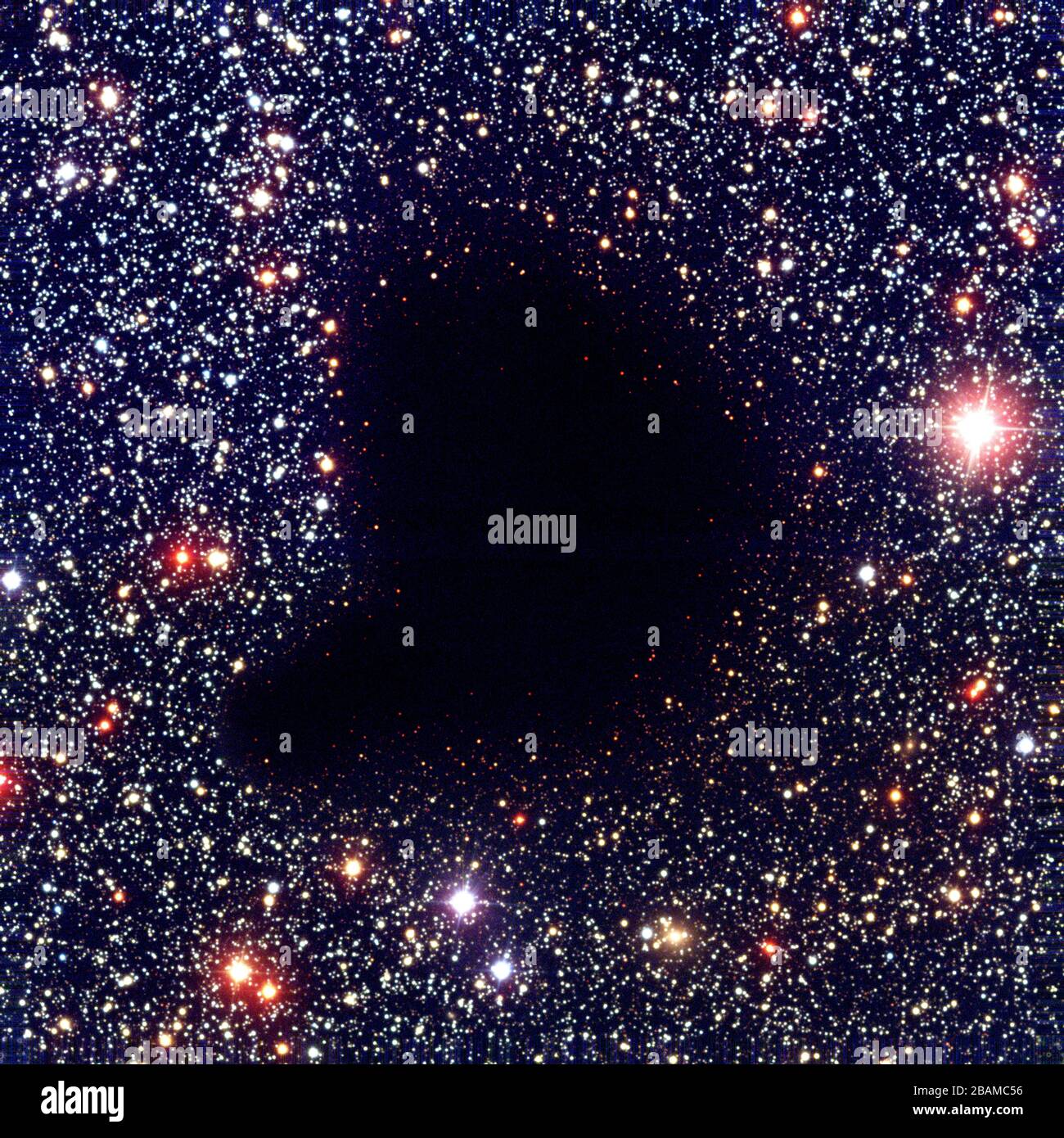 "Englisch: Dieses Bild zeigt eine Farbzusammengesetzte von sichtbaren und nahinfraroten Bildern der dunklen Wolke Barnard 68. Er wurde im März 1999 mit dem 8,2-m-VLT-ANTU-TELESKOP und dem Multimode-FORS1-Instrument gewonnen. Bei diesen Wellenlängen ist die kleine Wolke wegen der verdeckenden Wirkung von Staubpartikeln im Inneren völlig undurchsichtig.; März 1999; http://www.eso.org/public/images/eso0102a/; ESO; ' Stockfoto