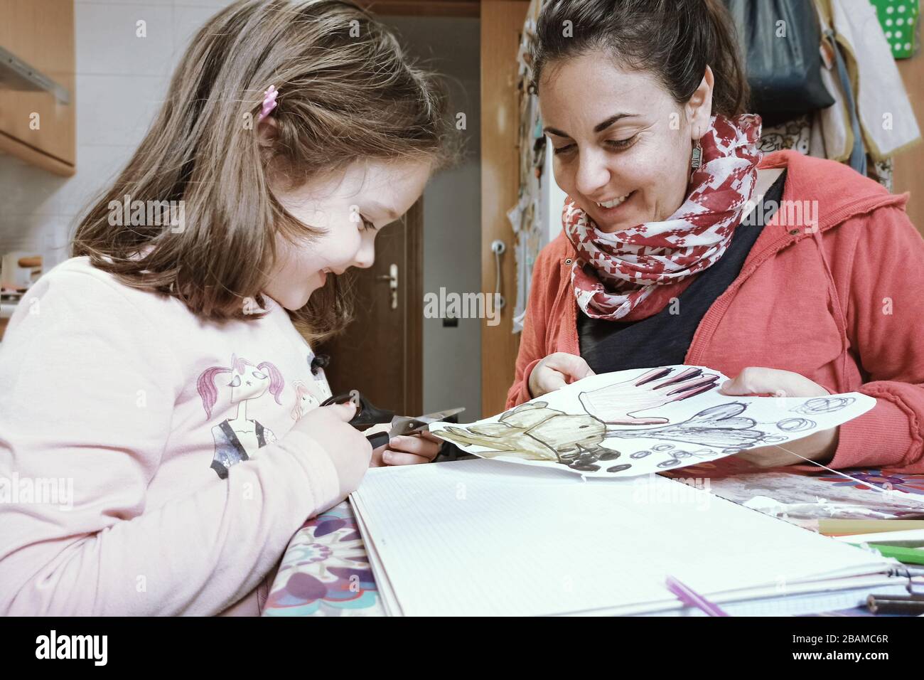 Kaukasische Mutter und Tochter bei der Quarantäneeinschließung mit Coronavirus. Hausunterricht und Schulbildung - Bund 19 während der Einhausung mit leerem Kopierraum Stockfoto