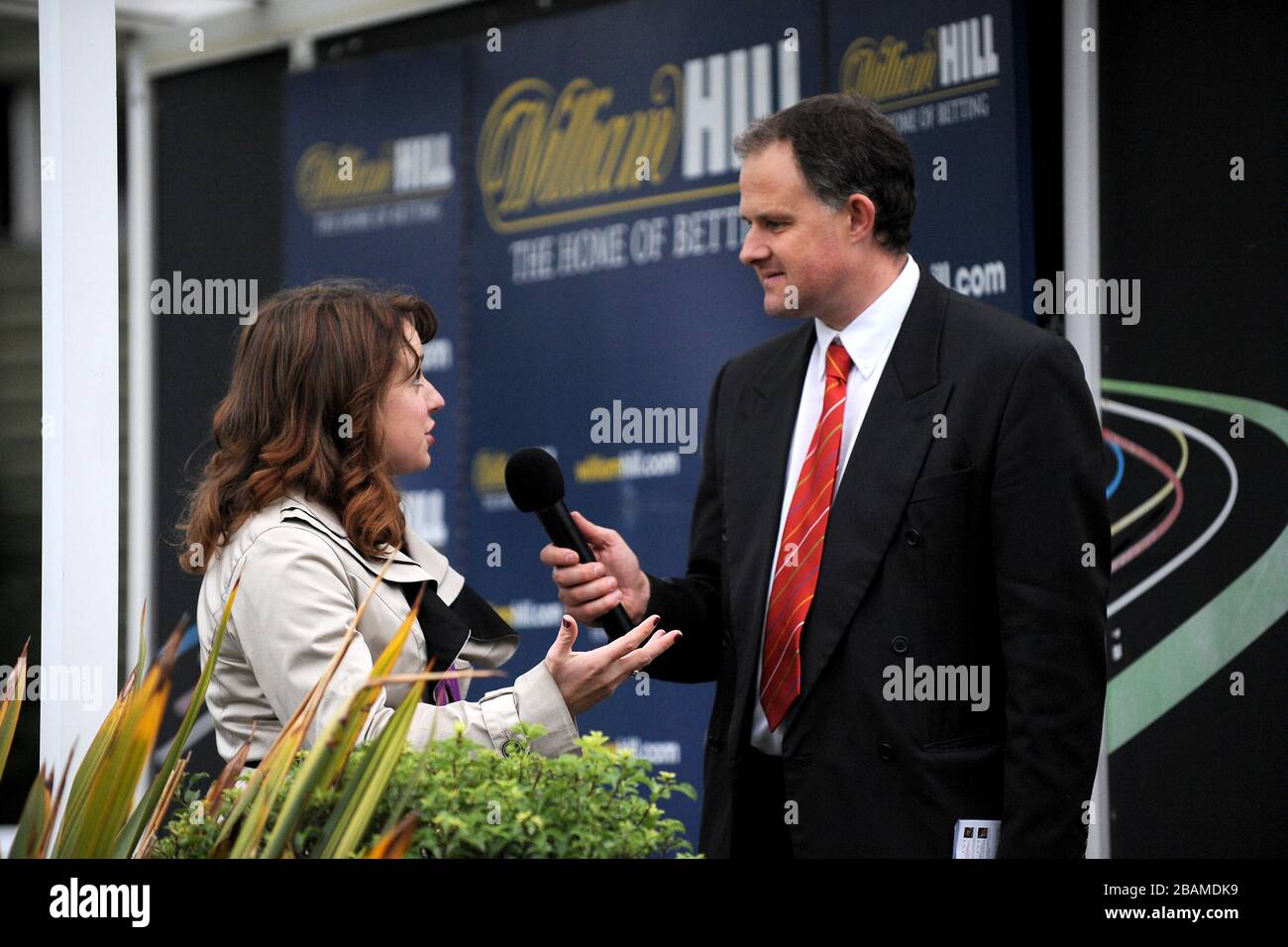 Die paralympische Doppelmedaillengewinnerin Natasha Baker wird auf der Rennbahn Kempton interviewt Stockfoto
