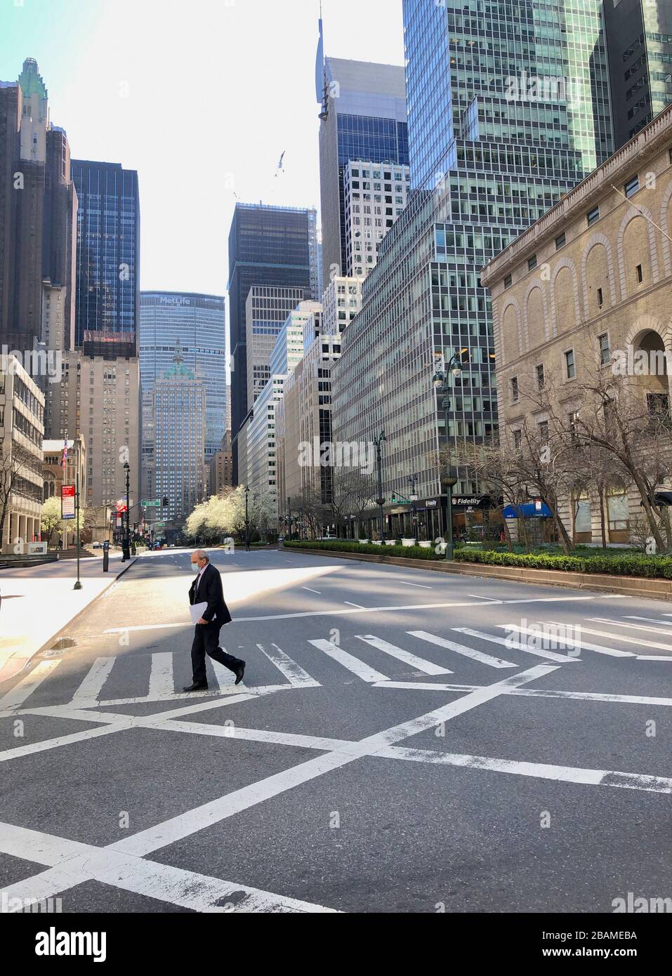 Midtown Manhattan Park Avenue Business District, in dem es am März um 15:30 Uhr in New York City, New York, New York, New York, New York, New York, New York, New York, USA, ungewöhnlich wenig Leute für die Auswirkungen von COVID 19 gibt Stockfoto