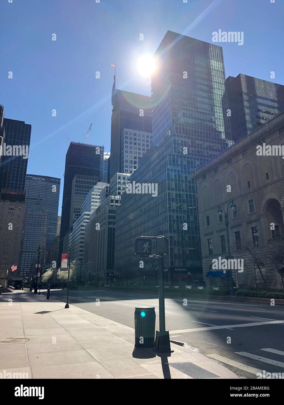 Midtown Manhattan Park Avenue Business District, in dem es am März um 15:30 Uhr in New York City, New York, New York, New York, New York, New York, New York, New York, USA, ungewöhnlich wenig Leute für die Auswirkungen von COVID 19 gibt Stockfoto