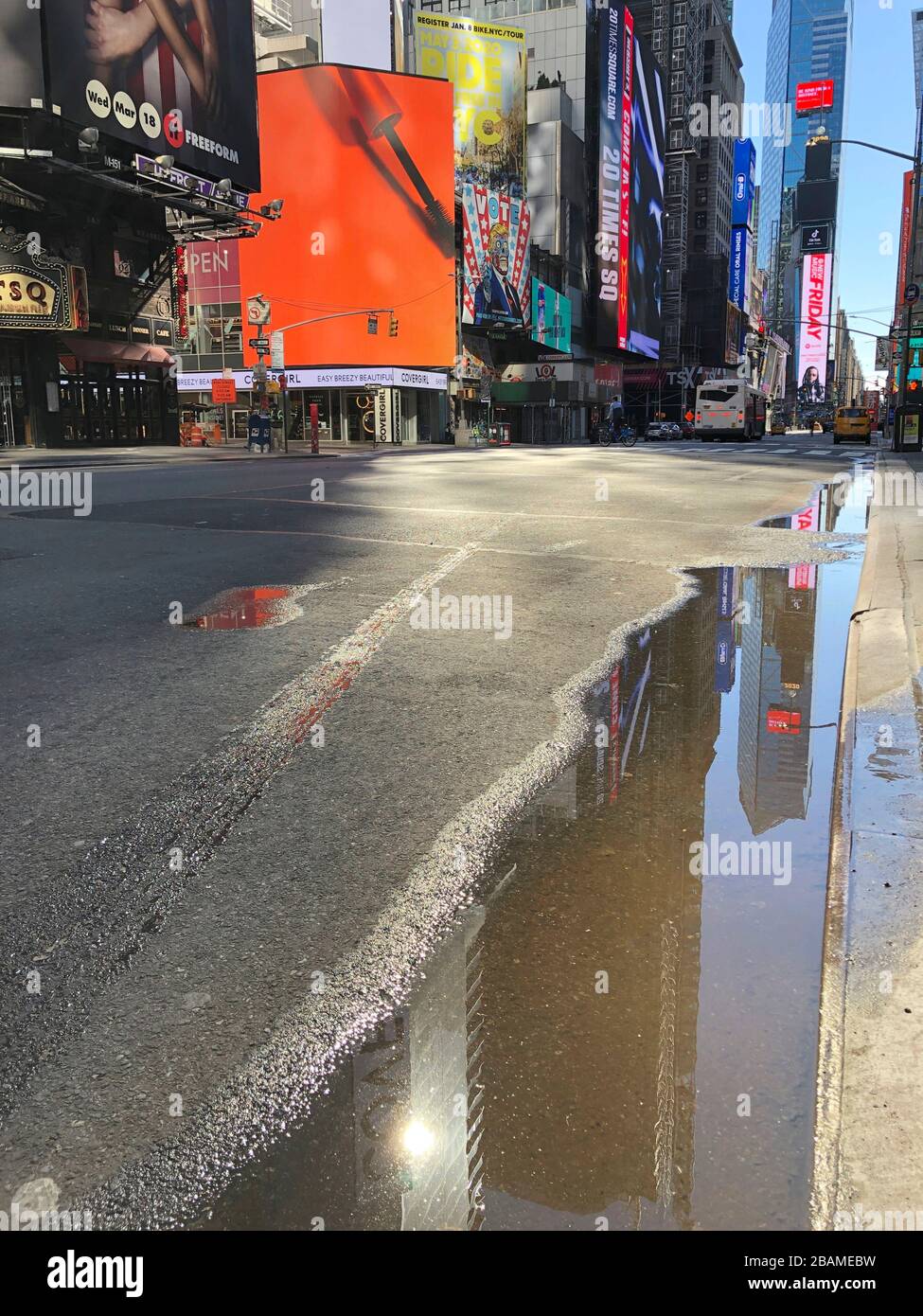 Der Times Square, auf dem am 27. März 2020 um 15.42 Uhr in New York City, New York, New York, New York, New York, New York, New York, New York, New York, New York, New York, New York, USA, abnorm wenig Leute für die Auswirkungen von Stockfoto