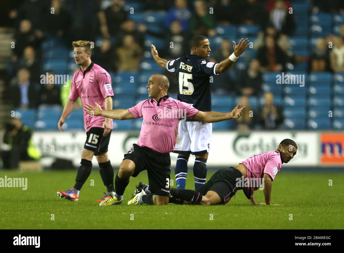 Wade Elliott, David Murphy und Hayden Mullins von Birmingham City und Liam Feeney von Millwall appellieren an den Schiedsrichter Stockfoto