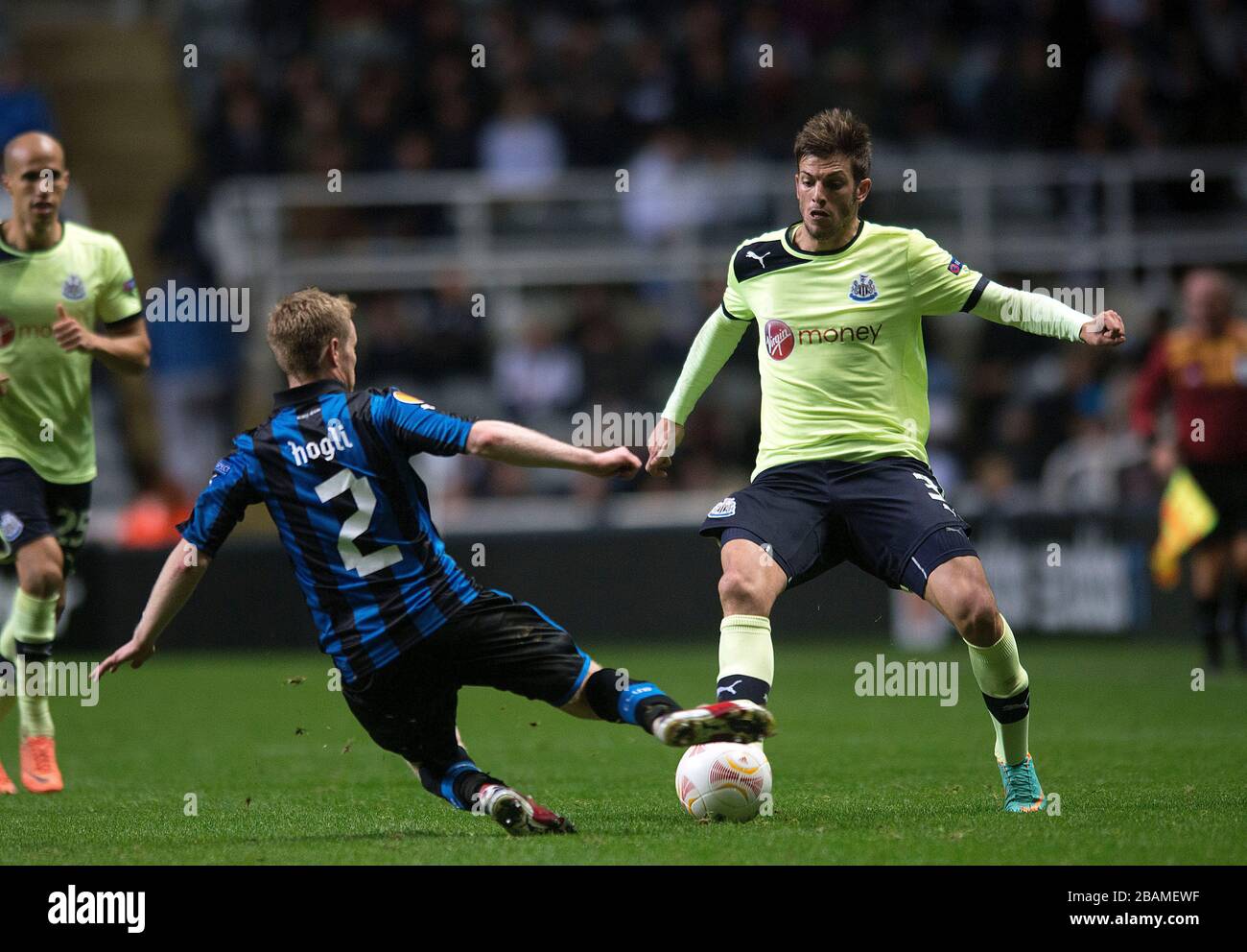 Der Kampf von Davide Santon und Club Brugge von Newcastle United um den Ball Stockfoto