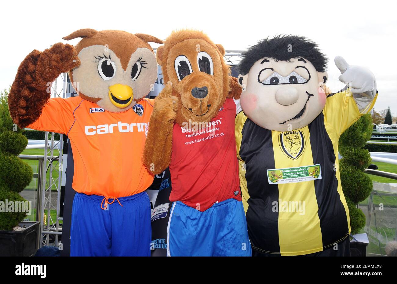 Gewinner des "Football League Mascot Race" zur Unterstützung von "Prostate Cancer UK". Gewinner des York City FC Yorkie The Lion (Mitte), des 2. Burton Albion FC's Billy Brewer(rechts) und des 3. Platzes Oldham Athletic AFC's Chaddy Owl (links) Stockfoto