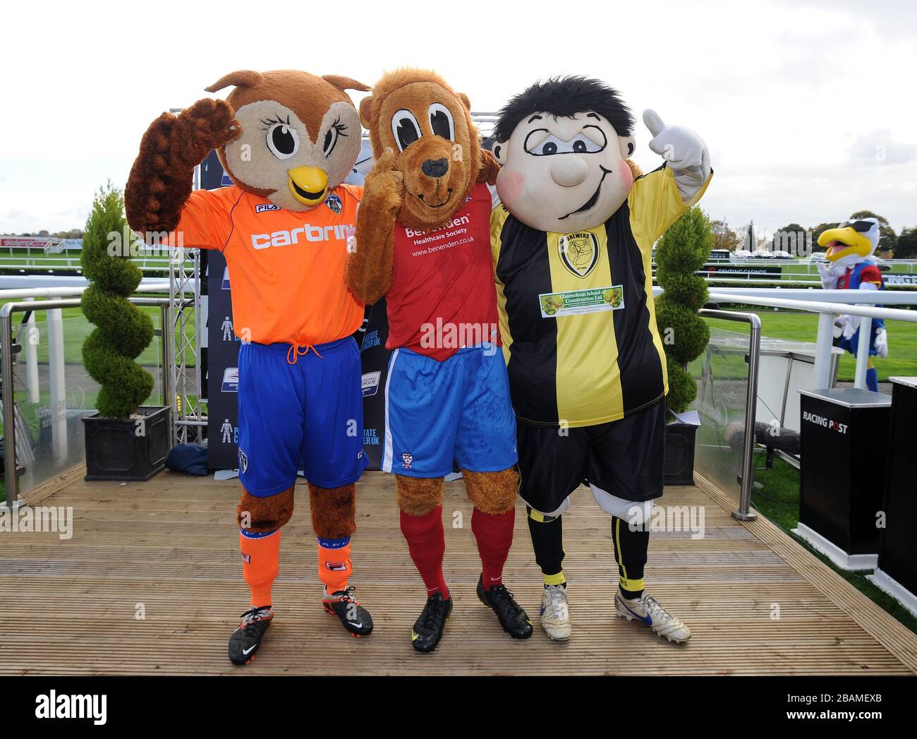 Gewinner des "Football League Mascot Race" zur Unterstützung von "Prostate Cancer UK". Gewinner des York City FC Yorkie The Lion (Mitte), des 2. Burton Albion FC's Billy Brewer(rechts) und des 3. Platzes Oldham Athletic AFC's Chaddy Owl (links) Stockfoto