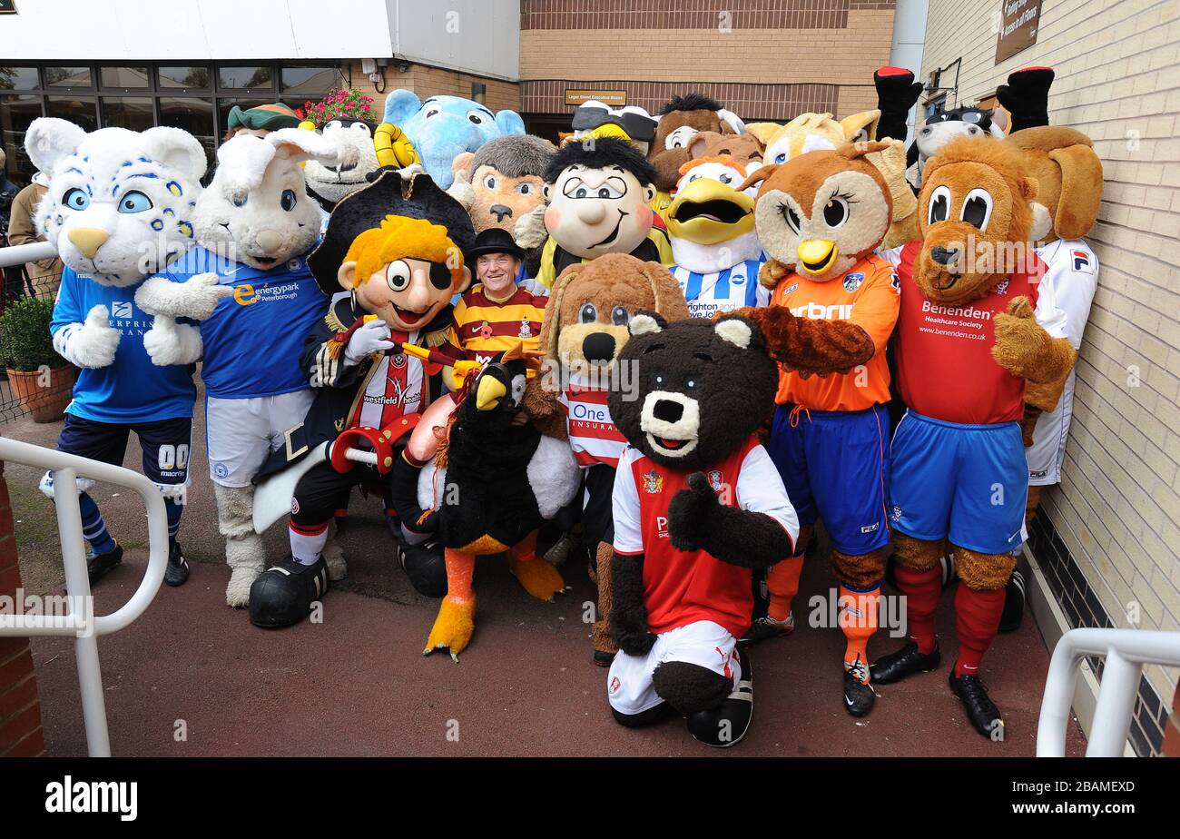 Das Maskottchen wartet darauf, für das Maskottchen-Rennen der Football League zur Unterstützung von Prostatakrebs UK zu kommen. Stockfoto