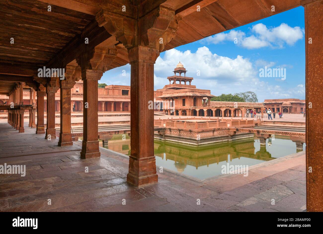 Fatehpur Sikri. Der ornamentale Pool mit Blick auf Panch Mahal, Fatehpur Sikri, Agra District, Uttar Pradesh, Indien Stockfoto