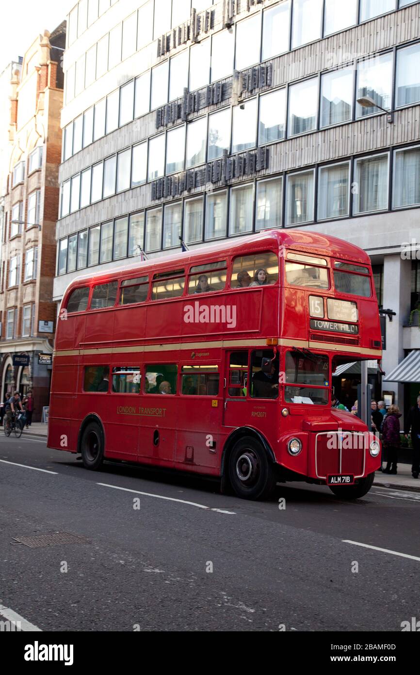 Ein alter Routemaster London-Bus auf der Route Nr. 15 nach Tower Hill in London Stockfoto