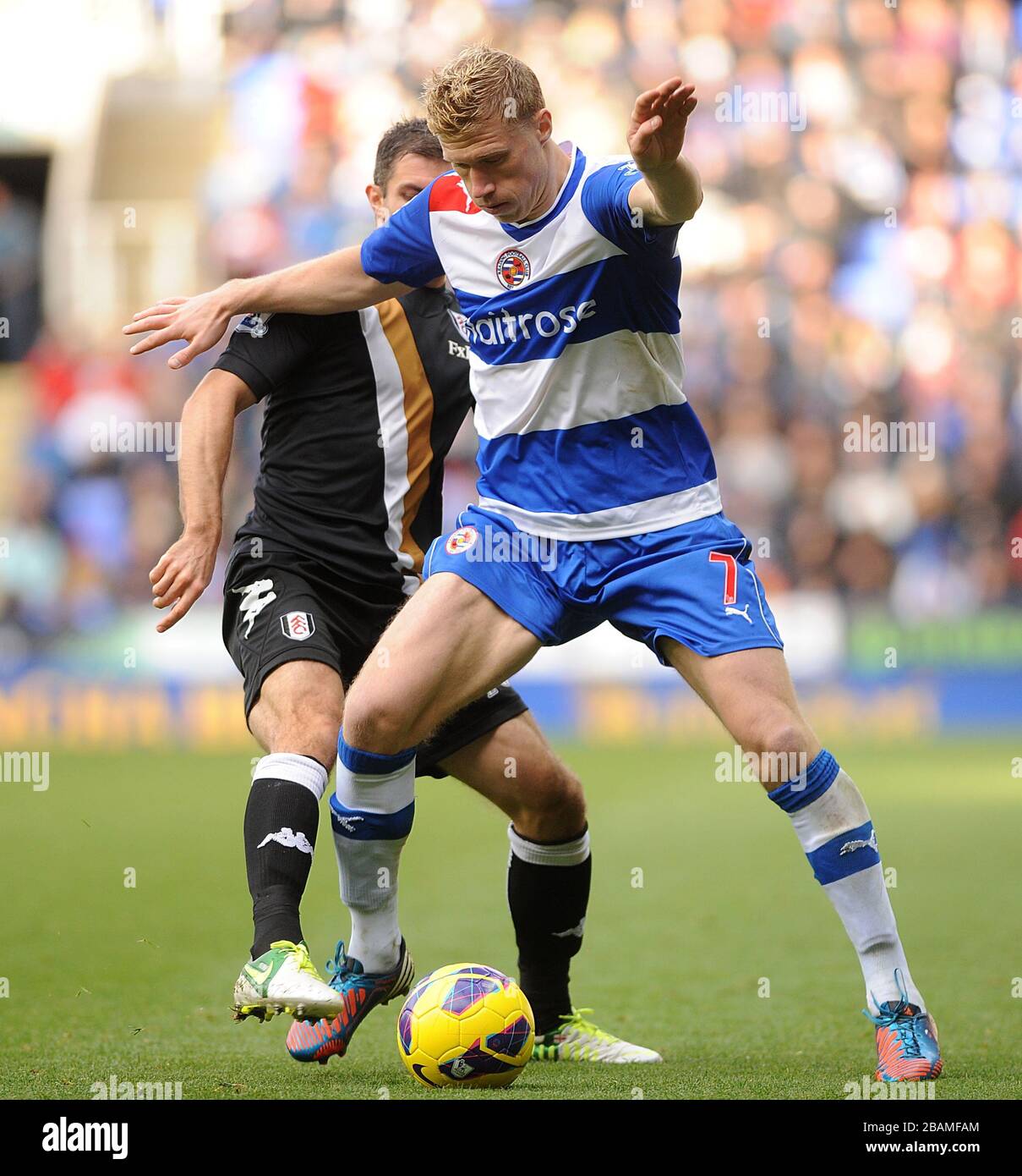 Lesens Pavel Pogrebnyak (rechts) und Fulhams Aaron Hughes (links) kämpfen um den Ball Stockfoto