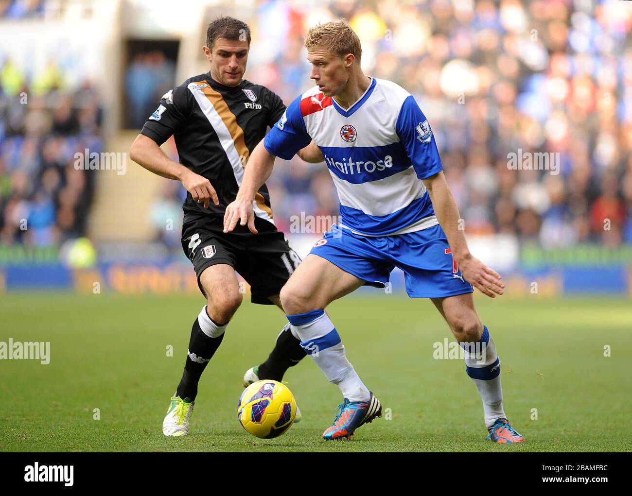 Lesens Pavel Pogrebnyak (rechts) und Fulhams Aaron Hughes (links) kämpfen um den Ball Stockfoto