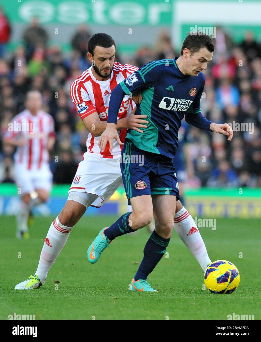 Marc Wilson (links) von Stoke City hält Adam Johnson von Sunderland (rechts) in Aktion Stockfoto