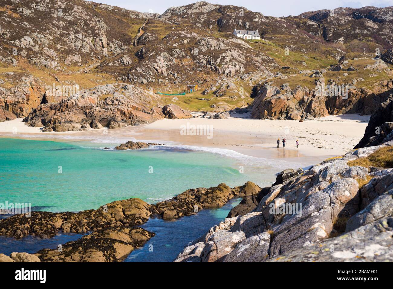 Menschen am abgelegenen Achmelvich Beach, Sutherland, Highland, North West Scotland, Großbritannien Stockfoto