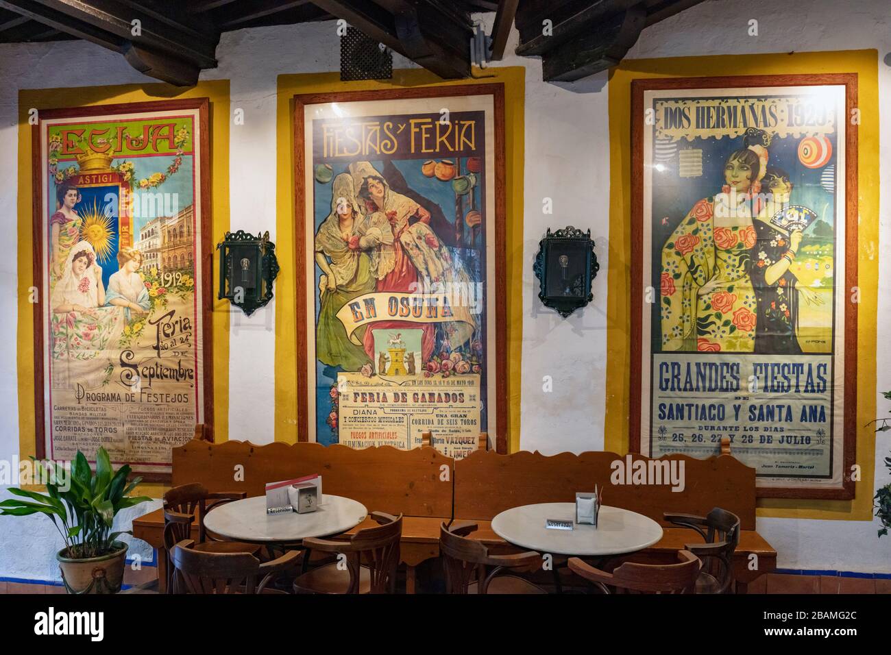 Innenbereich Bodego-Bar El Pimpi. Feria oder faire Plakate aus dem frühen 20. Jahrhundert. Málaga, Costa del Sol, Provinz Málaga, Andalusien, Südspanien. Stockfoto