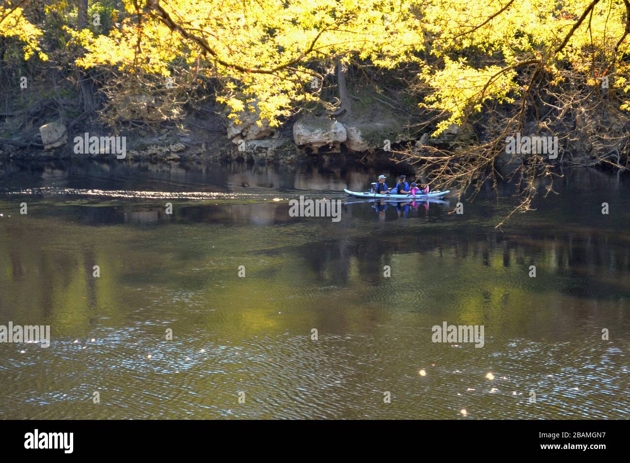 Eine Familie im Kanu auf dem Suwanee River Stockfoto