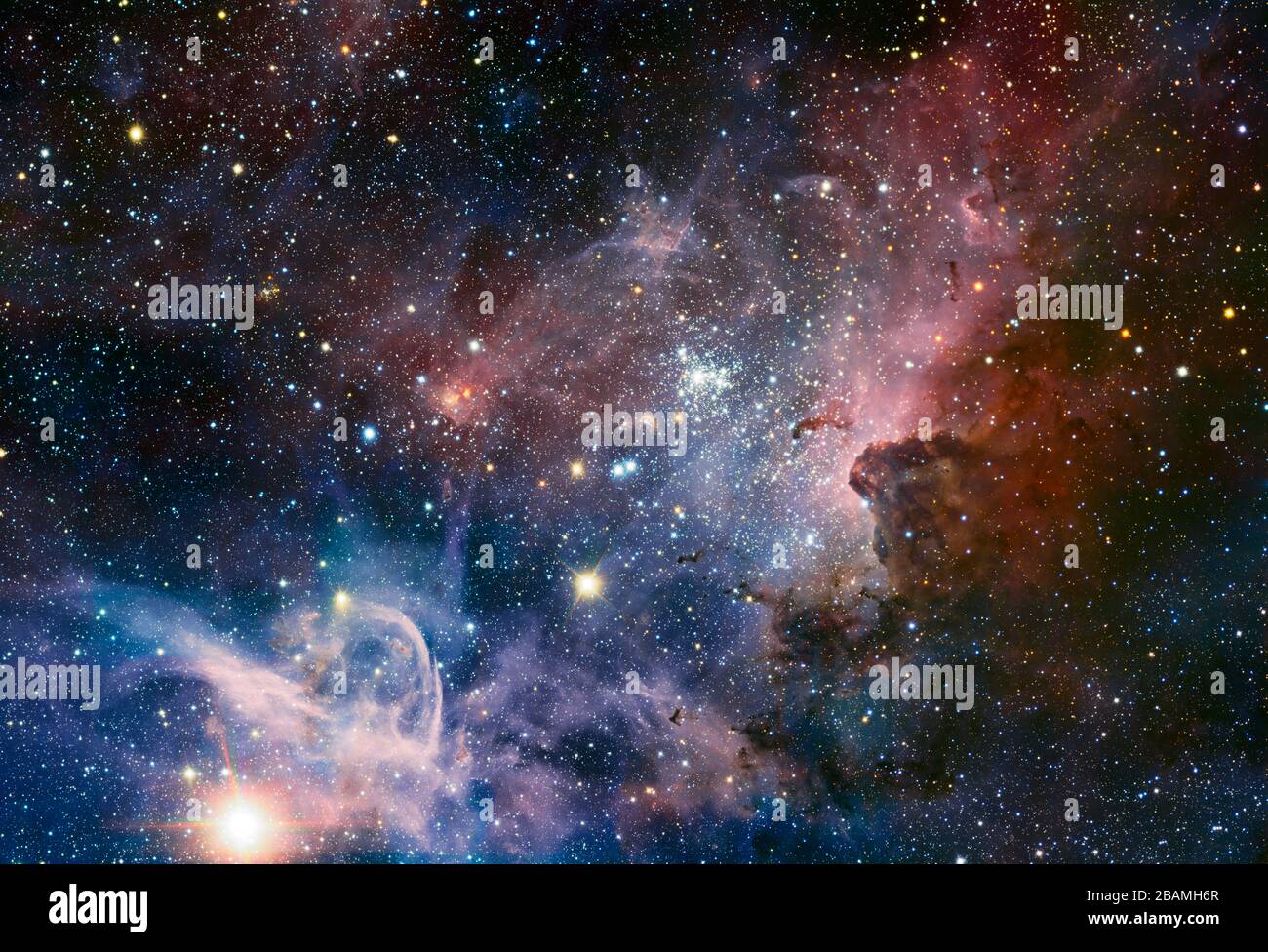 "Englisch: Dieses breite Panorama des Carina Nebels, einer Region massiver Sternentstehung am Südhimmel, wurde mit der HAWK-I-Kamera auf dem very Large Telescope von ESO in Infrarotlicht aufgenommen. Viele bisher verborgene Merkmale, die über eine spektakuläre Himmelslandschaft aus Gas, Staub und jungen Sternen verstreut sind, sind entstanden. Einige dieser Funktionen wurden in Commons kommentiert. Trumpler 16 (mit Anmerkungen versehen) ist ein offener Sternhaufen, der die leuchtende, massive blaue Variable Eta Carinae enthält, einen der hellsten Sterne der Galaxie, möglicherweise bis zu 120 Mal so viel wie die Sonnenmasse, und das Licht von ausstrahlt Stockfoto