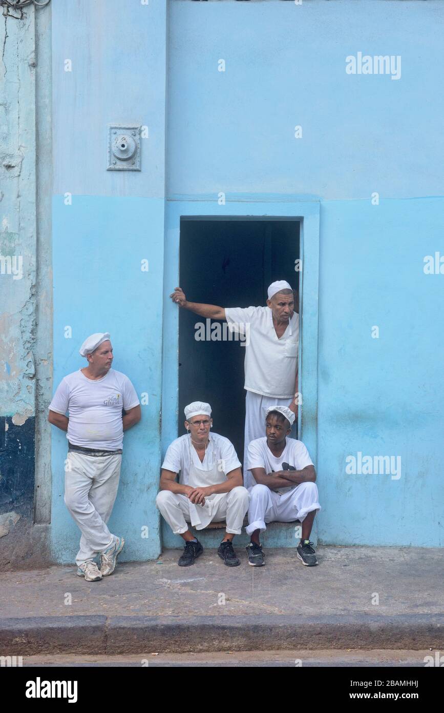 Hotelangestellte, die eine Pause machen, Havanna, Kuba Stockfoto