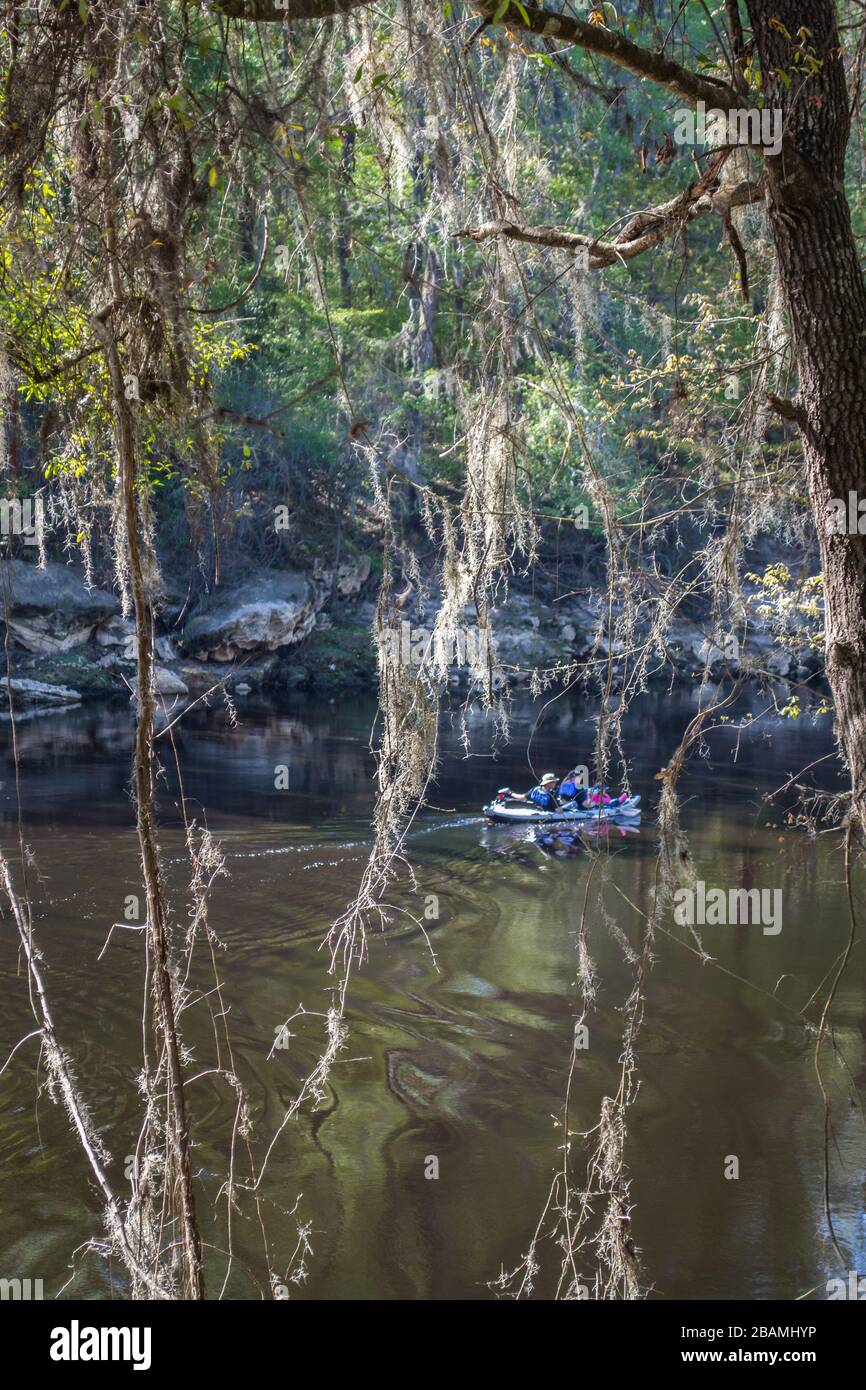 Eine Familie im Kanu auf dem Suwanee River Stockfoto