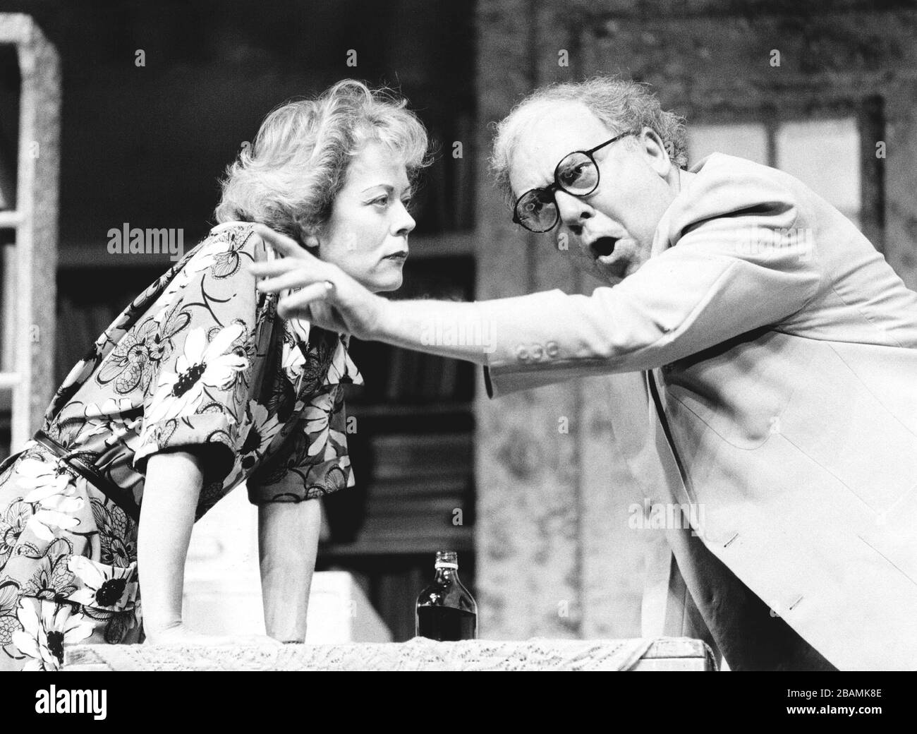 TRAMWAY ROAD von Ronald Harwood Set Design: Timothy O'Brien Kostüme: Bunny Christie Lighting: Dave Horn Regisseur: David Jones Annette Crosbie (Dora Langley), Freddie Jones (Arthur Langley) Lyric Theatre Hammersmith, London W6 23/10/1984 Stockfoto