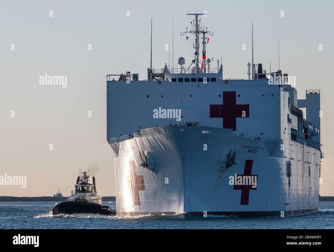 2020:27. März SAN PEDRO, KALIFORNIEN USA: Krankenhausschiff der US Navy USNS Mercy am Hafen von Los Angeles angekommen, hat die Krankenschwester der Marine nun das Coronavirus Stockfoto
