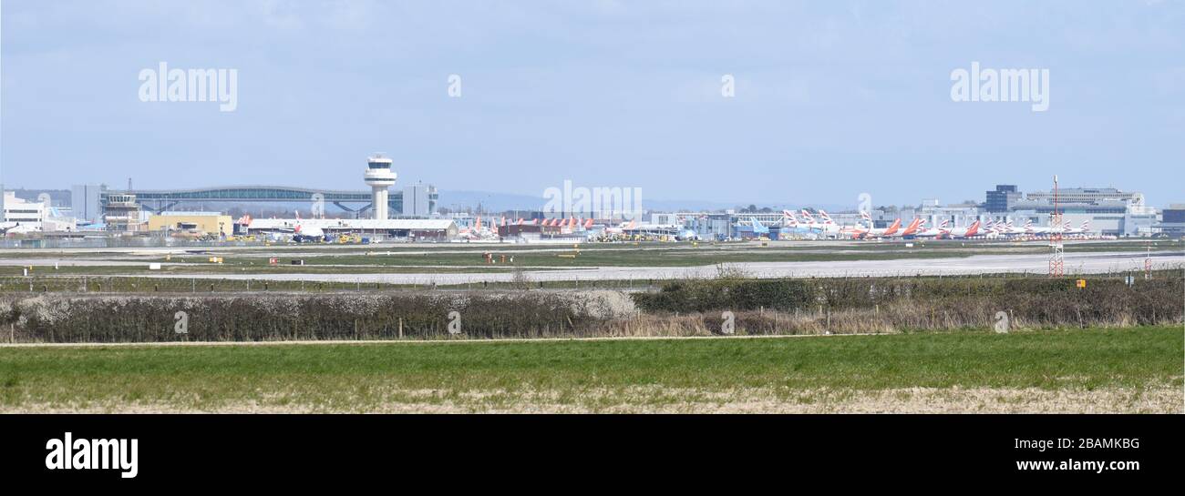 Blick auf den Flugsicherungsturm am Flughafen Gatwick mit vielen British Airways- und easyJet-geerdeten Flugzeugen, die aufgrund einer Abschaltung durch Covid19 geparkt wurden Stockfoto