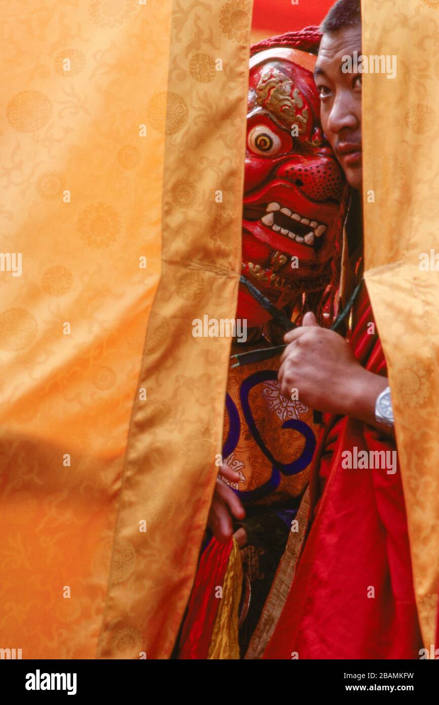 Ein Monktänzer erwartet seine Wendung, um den Tanzbereich bei Thimphu, dem jährlichen Tsehu-Festival in Bhutan, zu betreten. (12-10-89) BX54 Stockfoto