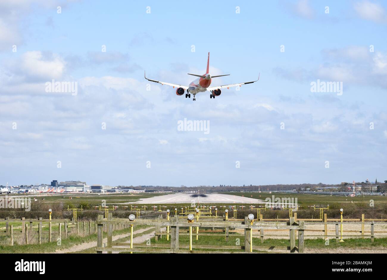 Ein easyJet Airbus A321-251NX Rufzeichen G-UZMH kommt an einem windigen Tag am Flughafen Gatwick an Land. Das Flugzeug landet im Winkel zur Landebahn. Stockfoto