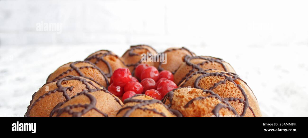 Hausgemachter Kuchen mit frischer Kirsche auf dunklem Hintergrund, Draufsicht, Kopierraum Stockfoto