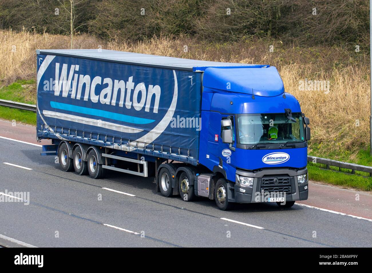2017 BLUE Renault Trucks T. Wincanton Speditions-Lieferwagen, LKW, Transport, LKW, Frachtführer, Renault Vehicle, European Commercial Transport, Industry, M61 in Manchester, Großbritannien Stockfoto