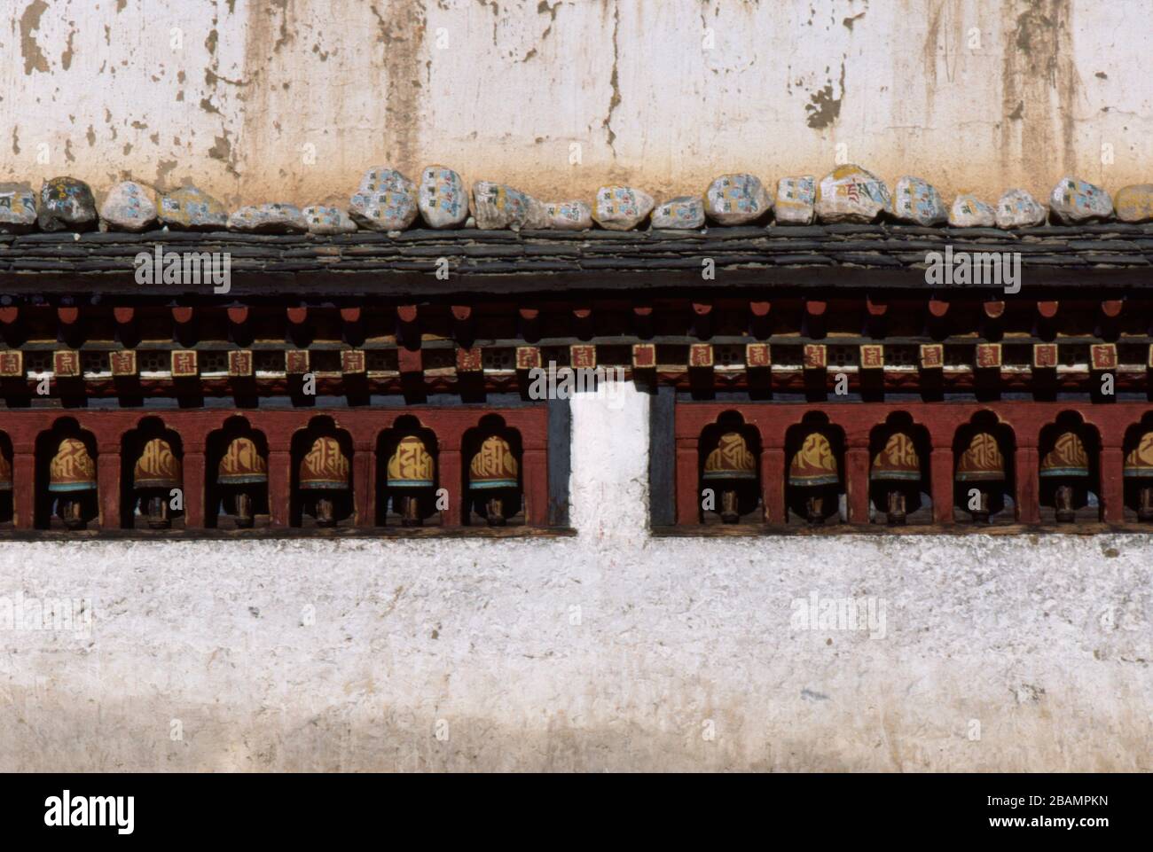 Gebeträder in einer Wand von Paro Dzong, Bhutan. Die Trommelräder werden von Hand gedreht, um ein Geräusch zu erzeugen, das den Supplicant segnet. (19-10-89) BX82 Stockfoto