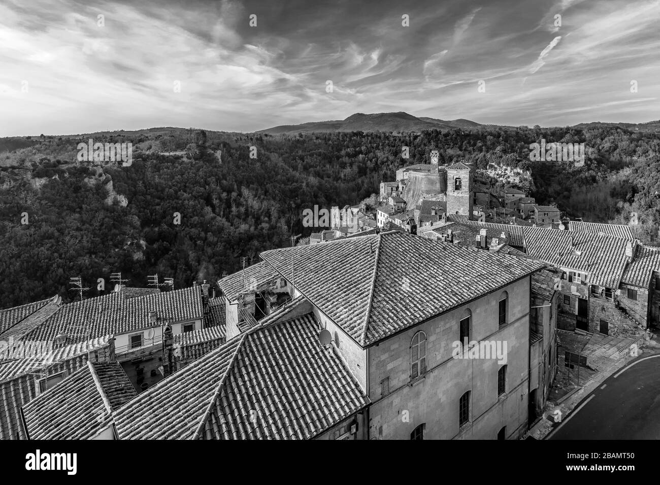 Herrliche Aussicht auf das historische Zentrum und den Masso Leopoldino di Sorano von der Festung Orsini, Grosseto, Toskana, Italien, in Schwarzweiß Stockfoto