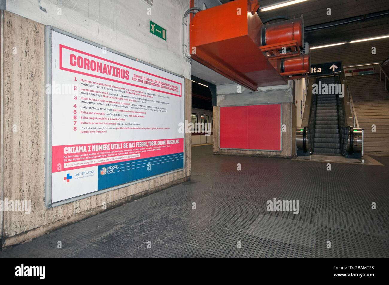 Hinweisschild an der U-Bahn-Station während des Coronavirus Notfalls, Rom, Italien Stockfoto