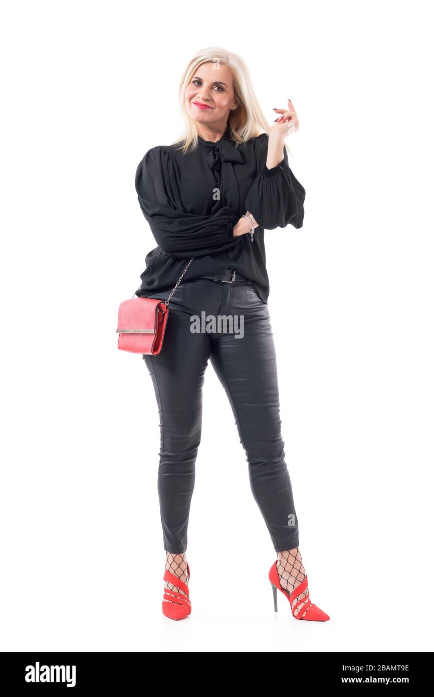 Fröhliche, selbstbewusste, modische blonde Frau mittleren Alters, die eine Idee oder Lösung hat, mit dem Finger zu schnappen. Volle Körperlänge auf weißem Hintergrund isoliert. Stockfoto
