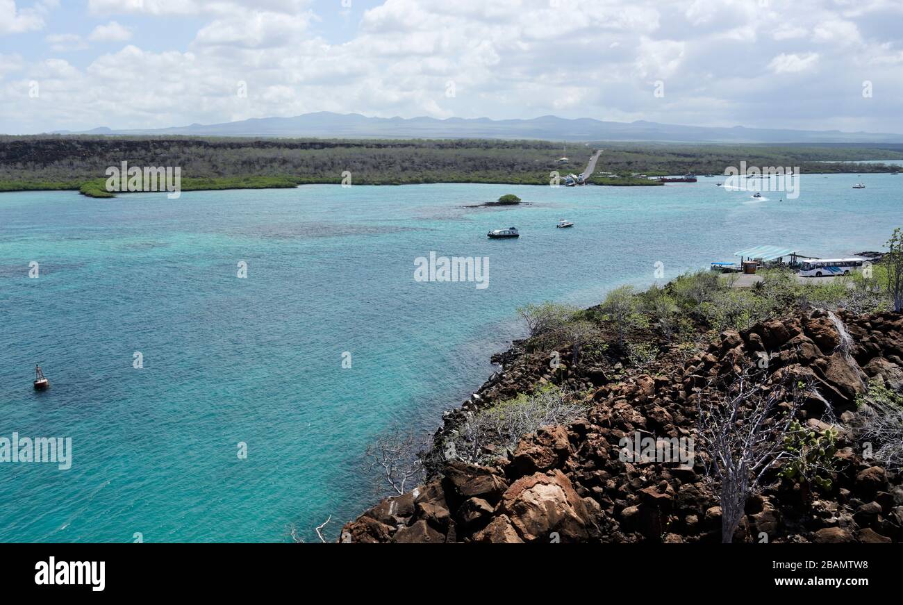 Itabaca Channel mit Blick auf die Insel Santa Cruz von Baltra Island, Galapagos Stockfoto