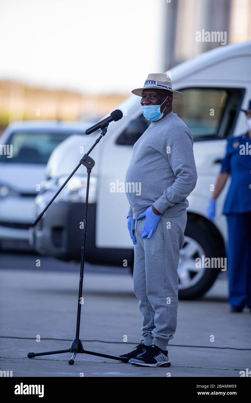 KAPSTADT, SÜDAFRIKA - Samstag, 28. März 2020: Herr Bheki Cele, Der südafrikanische Polizeiminister sprach Mitglieder des südafrikanischen Polizeidienstes und der südafrikanischen nationalen Verteidigungsstreitkräfte bei einer Parade in 35 Squadron in der Nähe des internationalen Flughafens von Kapstadt an, nachdem die südafrikanische Regierung einen 21-tägigen COVID-19-Lockdown im Rahmen der Staatskatastrophe ausgerufen hatte Erklärung von Präsident Cyril Ramaphosa. Das Gesundheitsministerium hat die Bewohner aufgefordert, die Vorschriften zu beachten, Hygiene zu üben, zu Hause zu bleiben und soziale Distanzierungen zu praktizieren. Foto von Roger Sedres Stockfoto