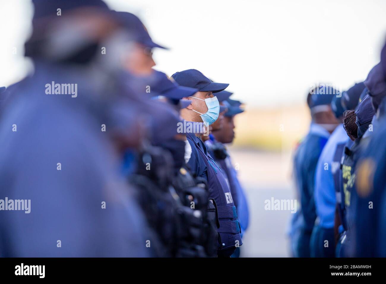 KAPSTADT, SÜDAFRIKA - Samstag, 28. März 2020: Herr Bheki Cele, Der südafrikanische Polizeiminister sprach Mitglieder des südafrikanischen Polizeidienstes und der südafrikanischen nationalen Verteidigungsstreitkräfte bei einer Parade in 35 Squadron in der Nähe des internationalen Flughafens von Kapstadt an, nachdem die südafrikanische Regierung einen 21-tägigen COVID-19-Lockdown im Rahmen der Staatskatastrophe ausgerufen hatte Erklärung von Präsident Cyril Ramaphosa. Das Gesundheitsministerium hat die Bewohner aufgefordert, die Vorschriften zu beachten, Hygiene zu üben, zu Hause zu bleiben und soziale Distanzierungen zu praktizieren. Foto von Roger Sedres Stockfoto