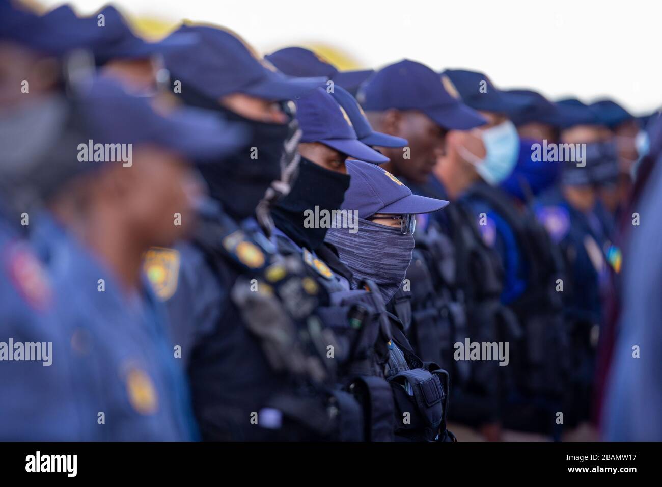 KAPSTADT, SÜDAFRIKA - Samstag, 28. März 2020: Herr Bheki Cele, Der südafrikanische Polizeiminister sprach Mitglieder des südafrikanischen Polizeidienstes und der südafrikanischen nationalen Verteidigungsstreitkräfte bei einer Parade in 35 Squadron in der Nähe des internationalen Flughafens von Kapstadt an, nachdem die südafrikanische Regierung einen 21-tägigen COVID-19-Lockdown im Rahmen der Staatskatastrophe ausgerufen hatte Erklärung von Präsident Cyril Ramaphosa. Das Gesundheitsministerium hat die Bewohner aufgefordert, die Vorschriften zu beachten, Hygiene zu üben, zu Hause zu bleiben und soziale Distanzierungen zu praktizieren. Foto von Roger Sedres Stockfoto