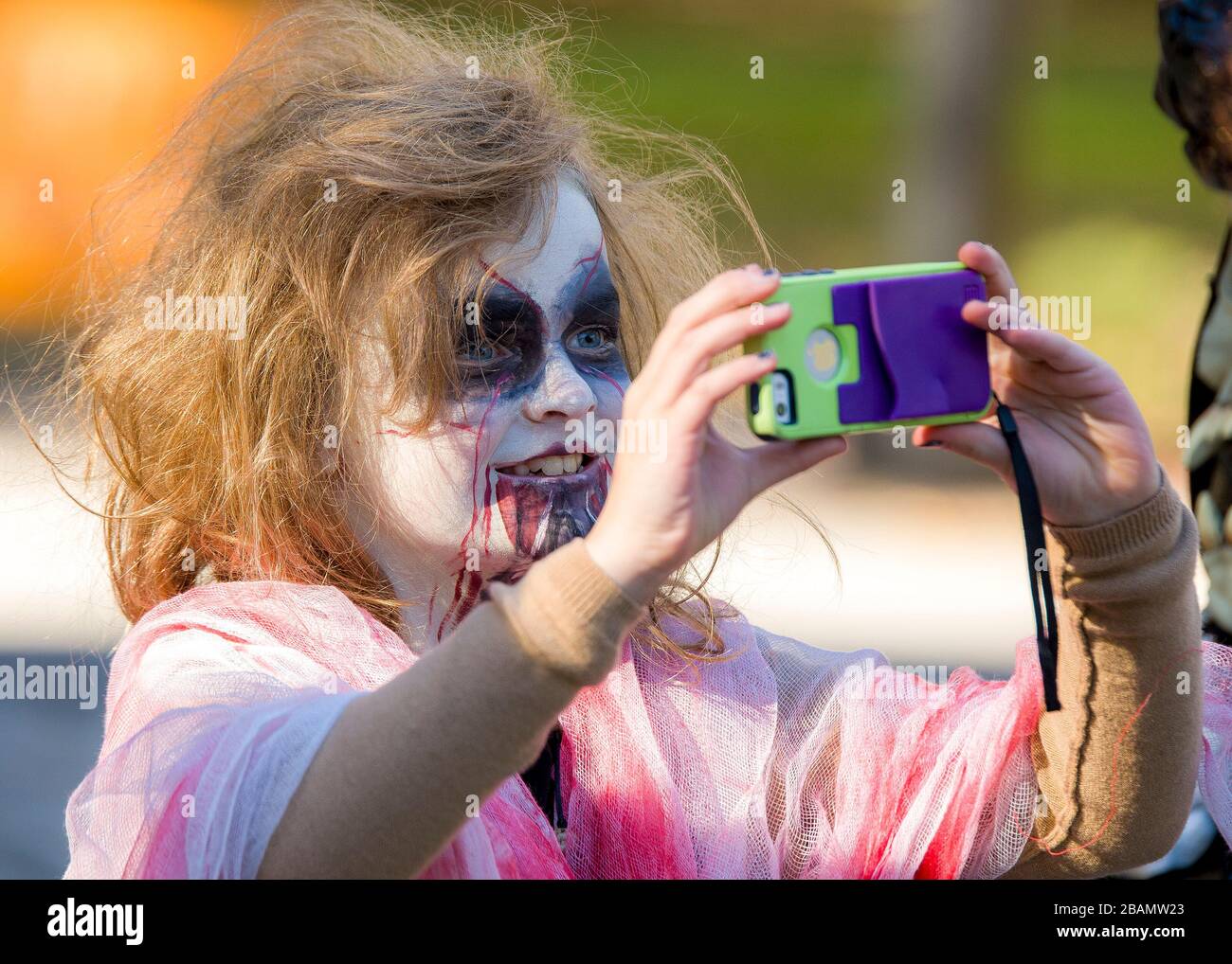 Saint John, New Brunswick, Kanada - 21. Oktober 2017: Zombie Walk. Ein junges Mädchen Zombie nimmt ein selfie mit einem Telefon. Stockfoto