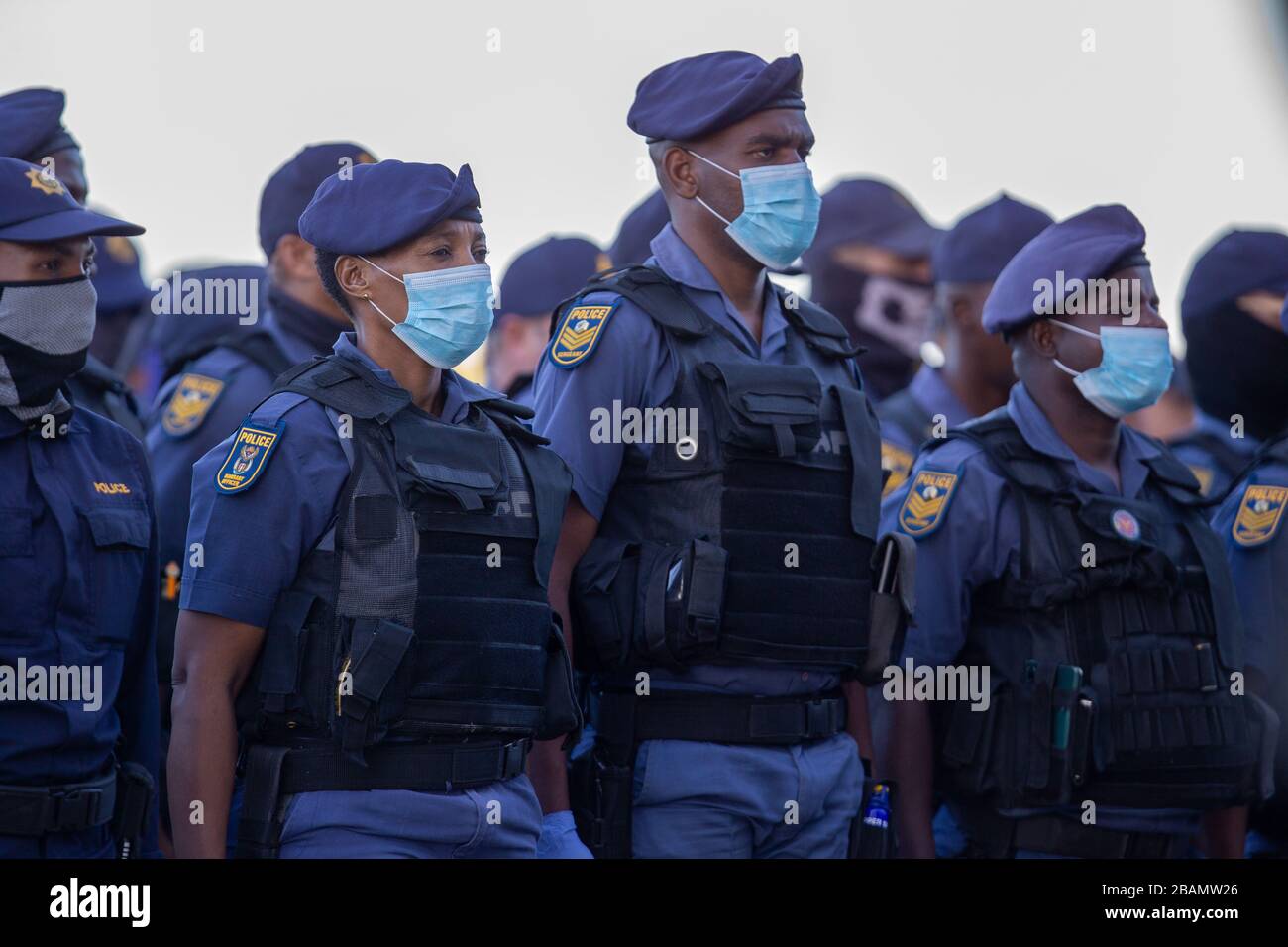 KAPSTADT, SÜDAFRIKA - Samstag, 28. März 2020: Herr Bheki Cele, Der südafrikanische Polizeiminister sprach Mitglieder des südafrikanischen Polizeidienstes und der südafrikanischen nationalen Verteidigungsstreitkräfte bei einer Parade in 35 Squadron in der Nähe des internationalen Flughafens von Kapstadt an, nachdem die südafrikanische Regierung einen 21-tägigen COVID-19-Lockdown im Rahmen der Staatskatastrophe ausgerufen hatte Erklärung von Präsident Cyril Ramaphosa. Das Gesundheitsministerium hat die Bewohner aufgefordert, die Vorschriften zu beachten, Hygiene zu üben, zu Hause zu bleiben und soziale Distanzierungen zu praktizieren. Foto von Roger Sedres Stockfoto