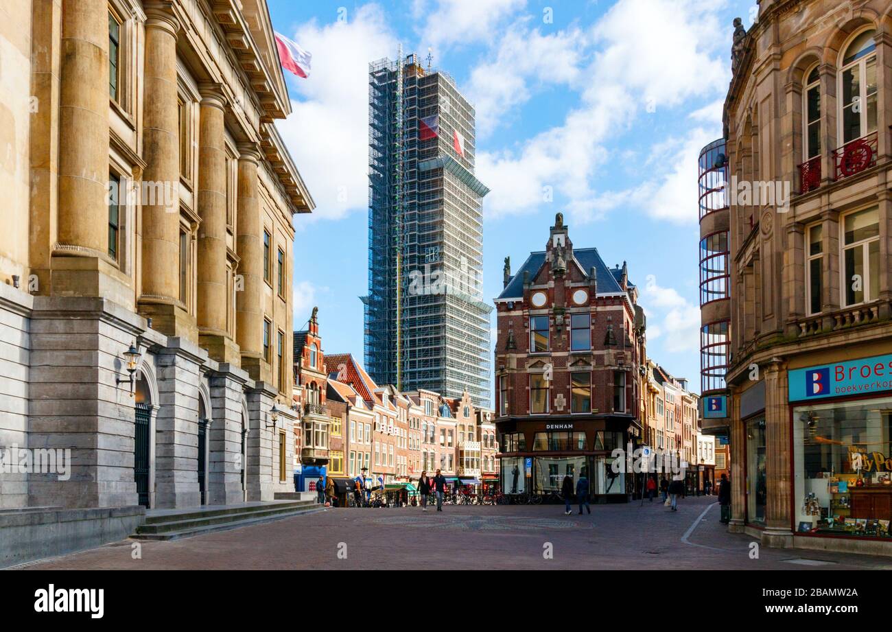 Blick auf das Stadtzentrum von Utrecht mit dem Rathaus und dem Dom-Turm, umgeben von Gerüsten wegen Renovierungsarbeiten. Utrecht, Niederlande. Stockfoto