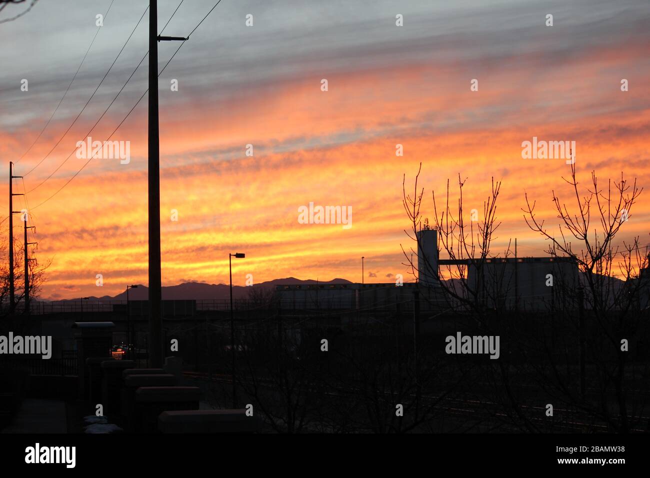 Denver Sunset von der Smith Road mit Blick auf den I-70 Corridor Stockfoto