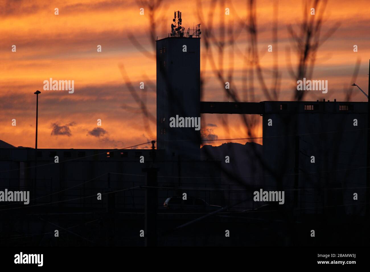 Denver Sunset von der Smith Road mit Blick auf den I-70 Corridor Stockfoto